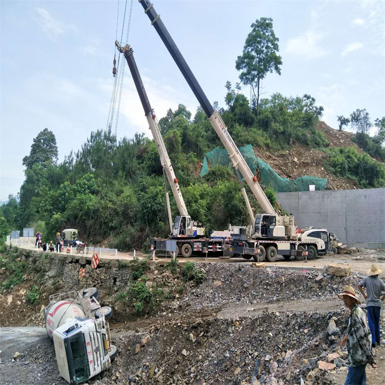 茂县汽车掉沟里叫吊车救援要多少钱